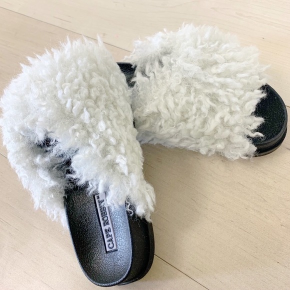 Urban Outfitters Shoes - Shaggy Slide Sandals 🦙